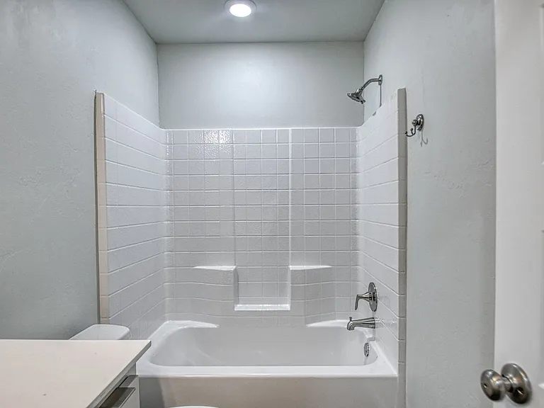 2721 Clifton Ter — Photo 15