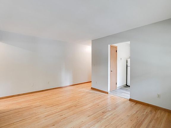 4th image of 475 Saint Clair Ave APT 4