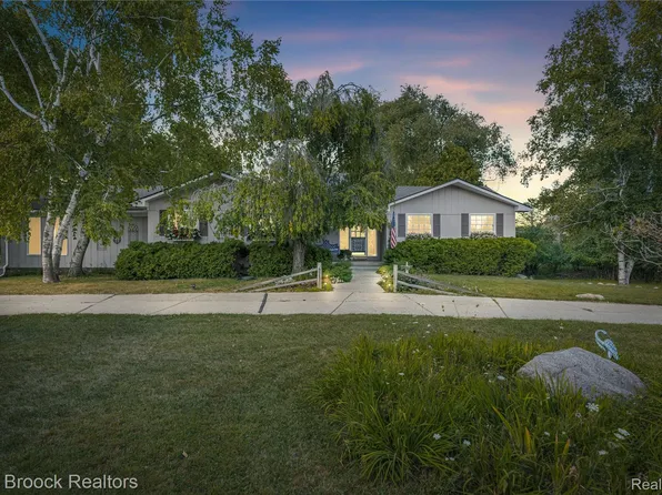 35550 Pleasant Valley Rd, Farmington Hills, MI 48331