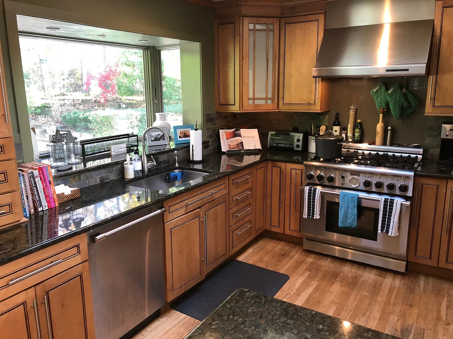 Sag Harbor Contemporary for Rent With Heated Pool! — Photo 2