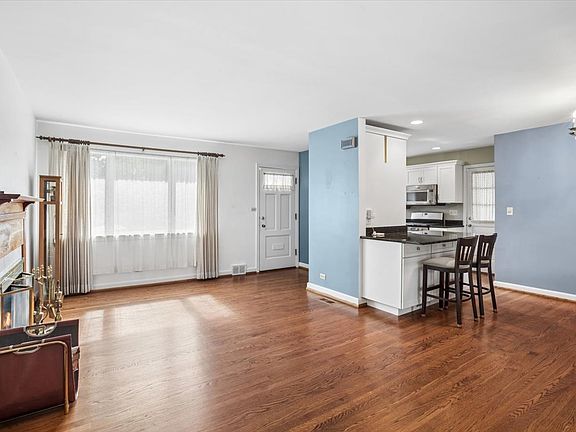 4th image of 206 N Lincoln Ln
