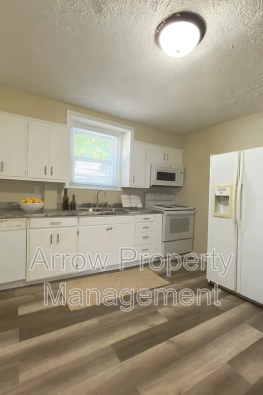 6 bed, 2.0 bath, 1960 sqft, $1,800 — Photo 4
