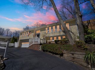 3 Glen Way, Cold Spring Harbor, NY 11724