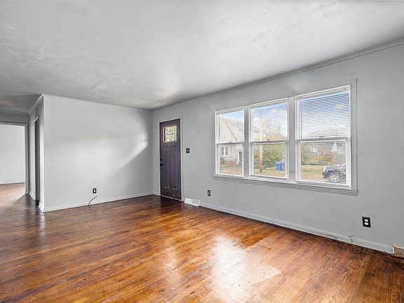 3rd image of 420 E Mulberry St