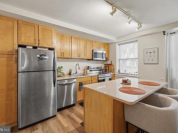 3rd image of 210 Oakwood St SE APT 101