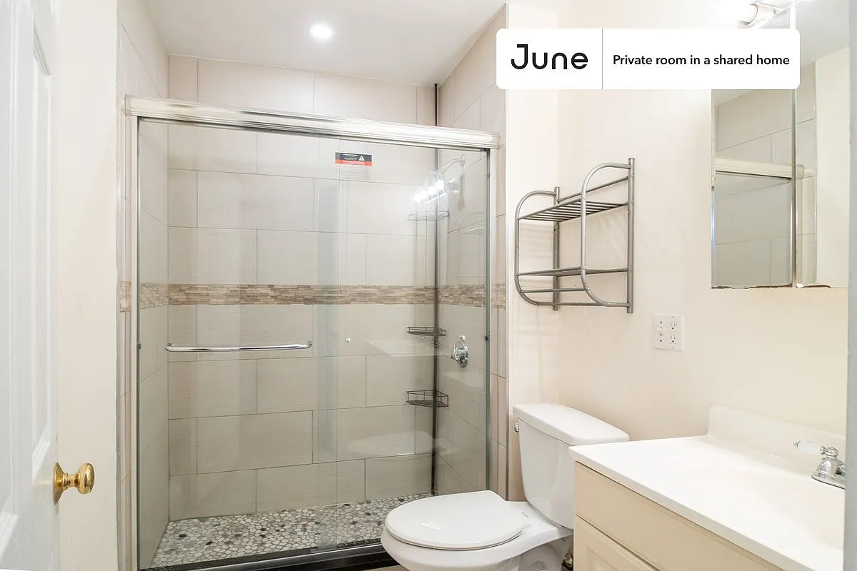 Full bedroom in 5 bed/1 bath home in Mission Hill #1068 B — Photo 4