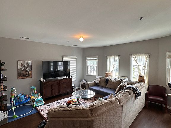 3rd image of 27 Sussex Ave APT 2