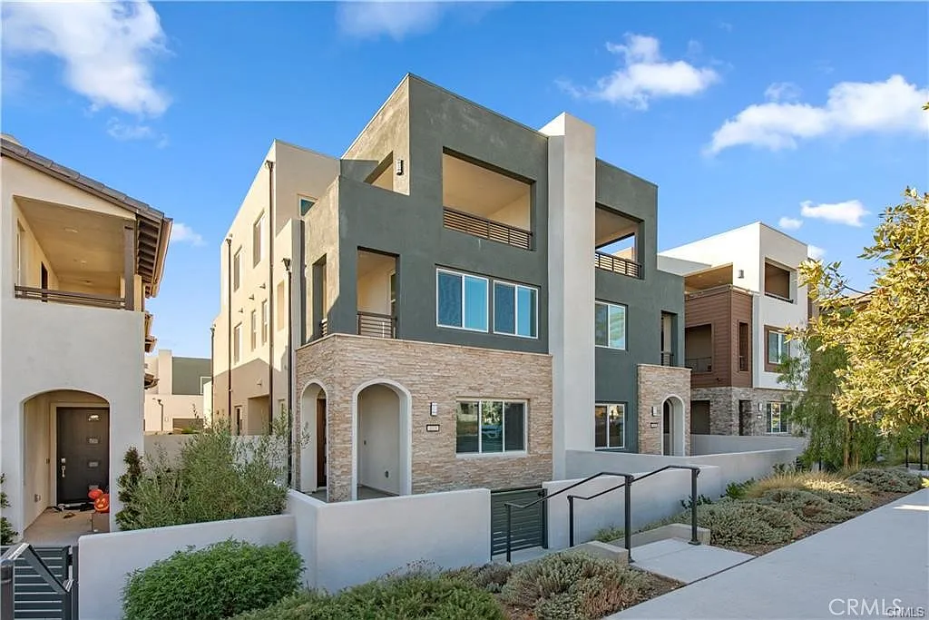 3 bed, 4.0 bath, 2687 sqft, $5,500 — Photo 2