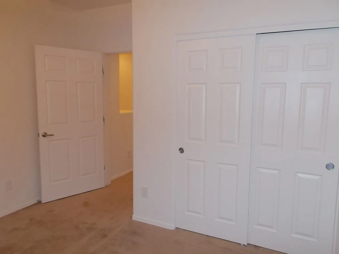Spacious 2 Bedroom + Den, 2 Bath Condo in a Gated Community — Photo 4