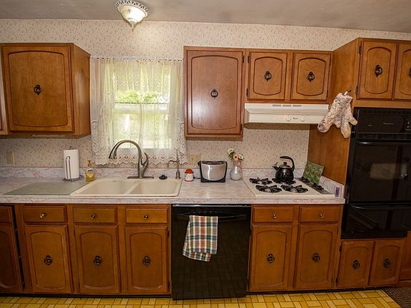 5th image of 1384 Berkshire Dr