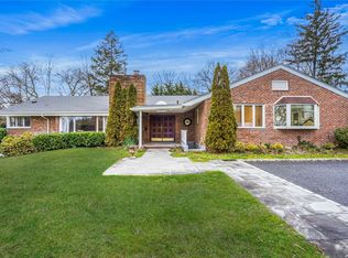 4 Pine Dr, Great Neck, NY 11021