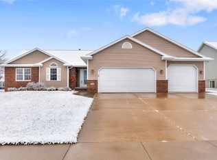 460 Joshua Ln, Robins, IA 52328