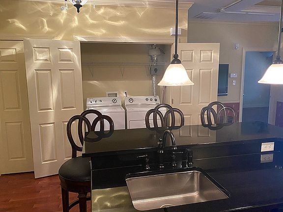 Breakfast Bar & Laundry