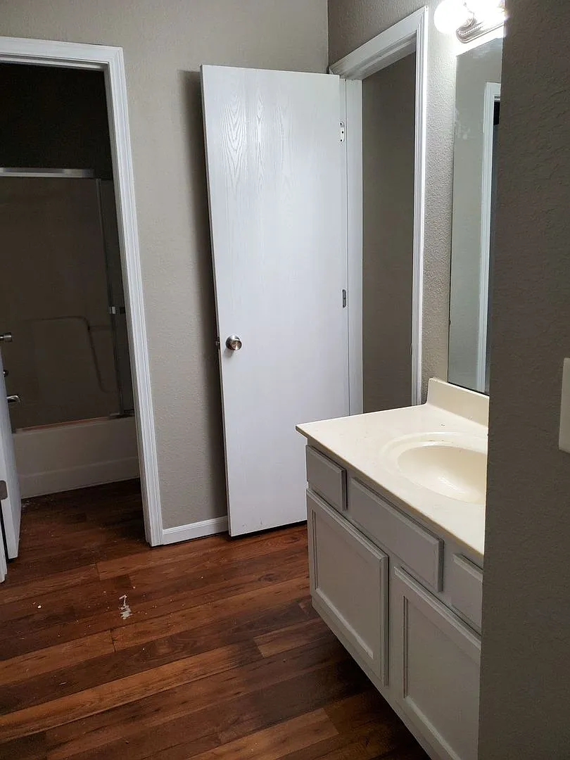 3 Bedroom, 2 1/2 Bathroom Townhouse — Photo 3