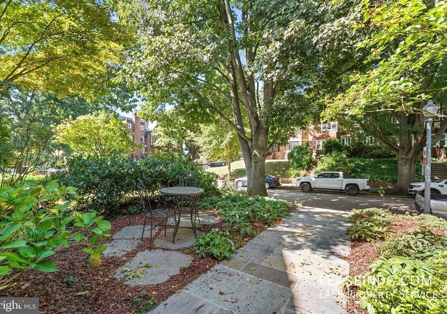 3 bed, 2.5 bath, 2016 sqft, $5,900 — Photo 2