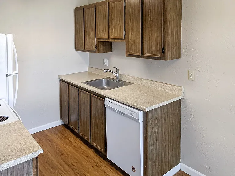 Apartment in West Salem near banks, shopping areas, bus lines, and downtown! ~ Colonial — Photo 81