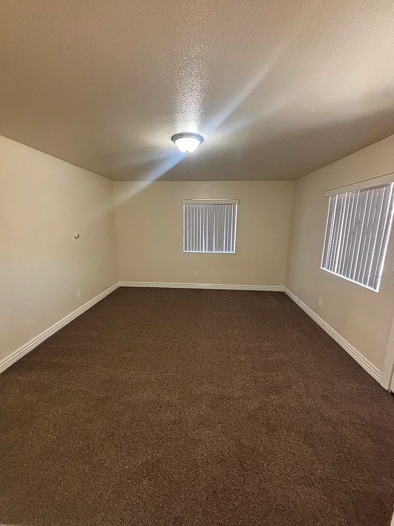 3 bed, 858 sqft, $3,400 — Photo 3