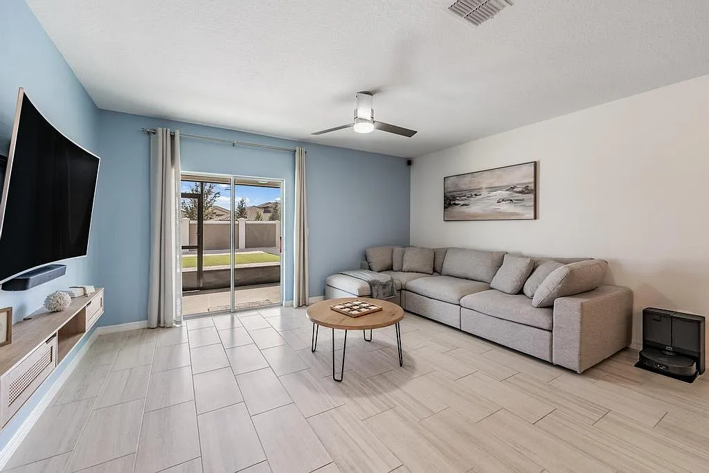 6 bed, 2580 sqft, $3,299 — Photo 1