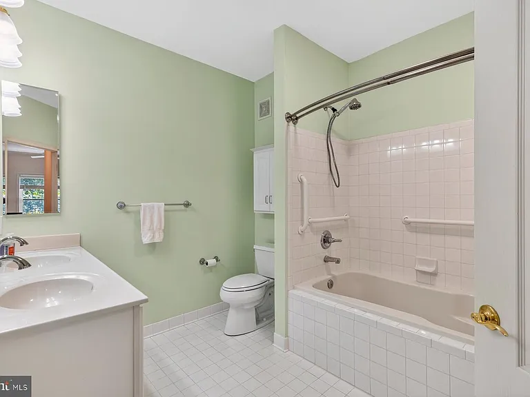 2111 Ganton Grn #208E — Photo 20