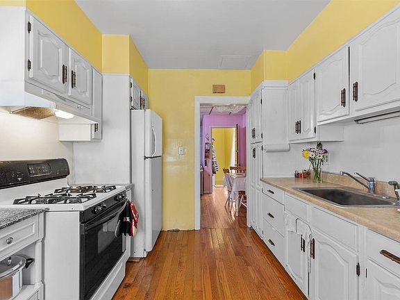 3rd image of 22 Corbin Ave