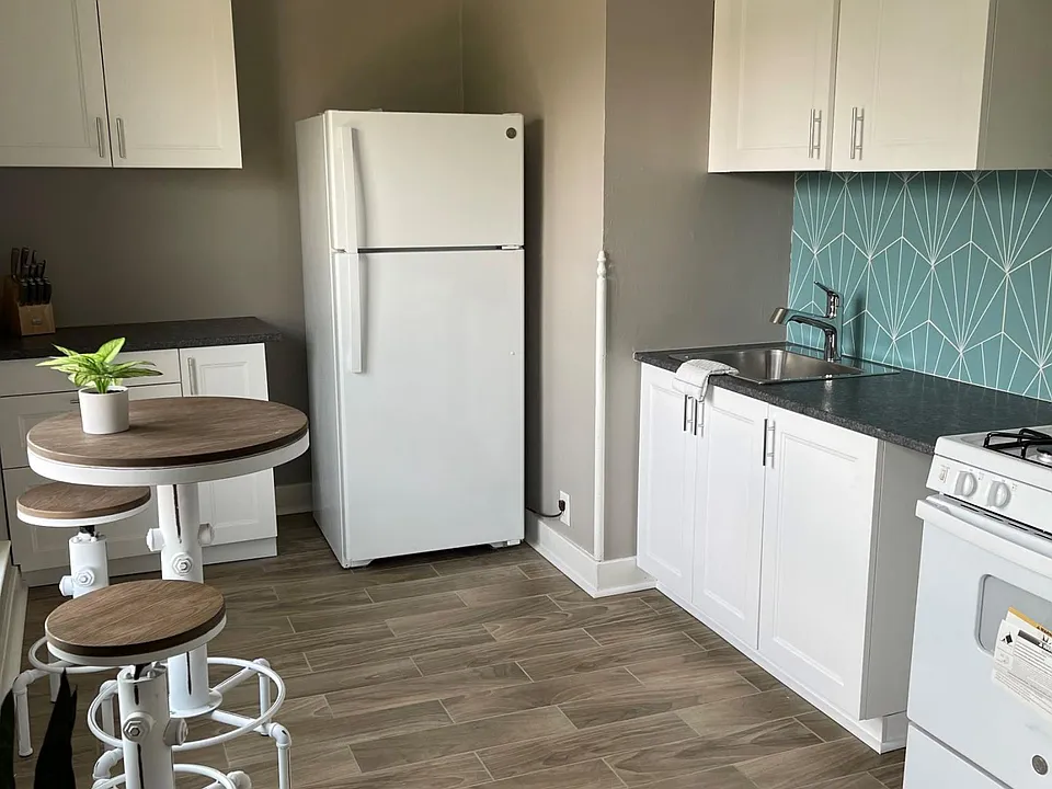 127 W 3rd Ave #2