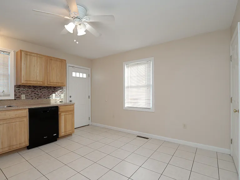 51-53 Winthrop St #R — Photo 12