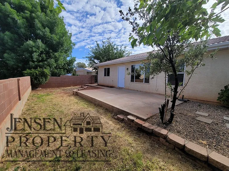 787 N Warm Springs Dr — Photo 5