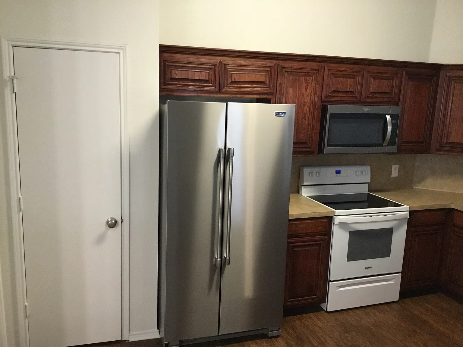 3 bed, 2.0 bath, 1928 sqft, $2,165 — Photo 3