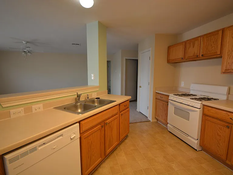 410 Goldenrod St — Photo 6