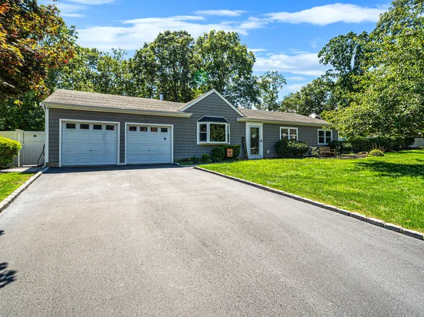 12 Sandpiper Ln, Centereach, NY 11720