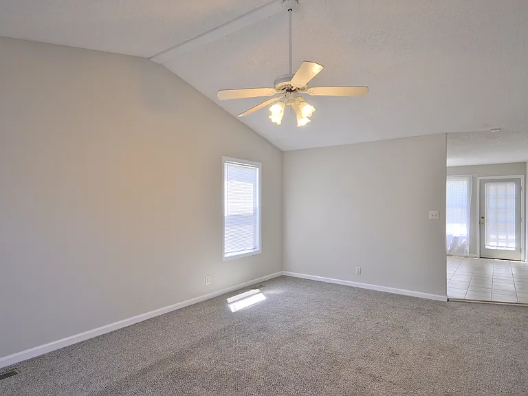 317 Pioneer Dr — Photo 6