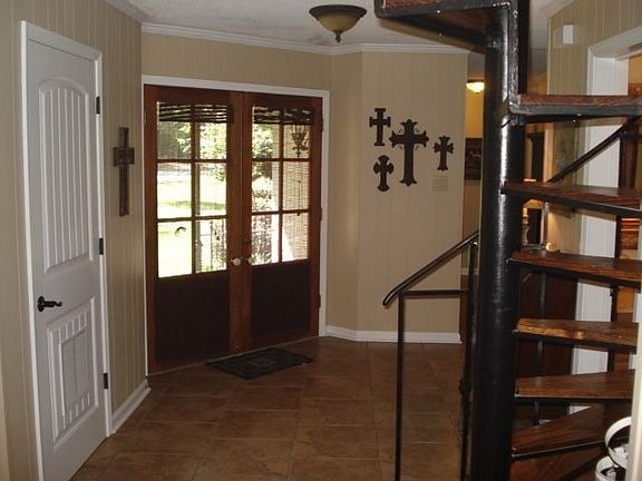 2nd image of 220 Santa Anna Dr
