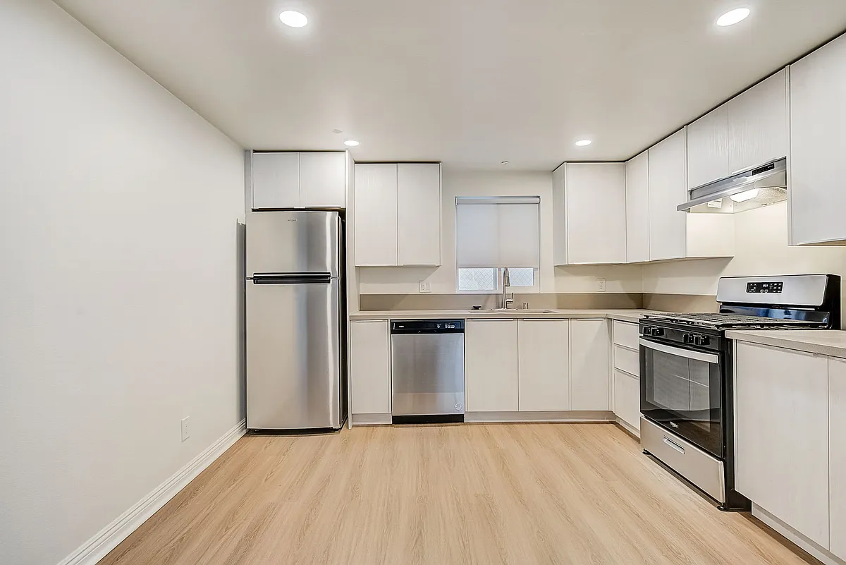 Building Photo - 626 N Kingsley Dr