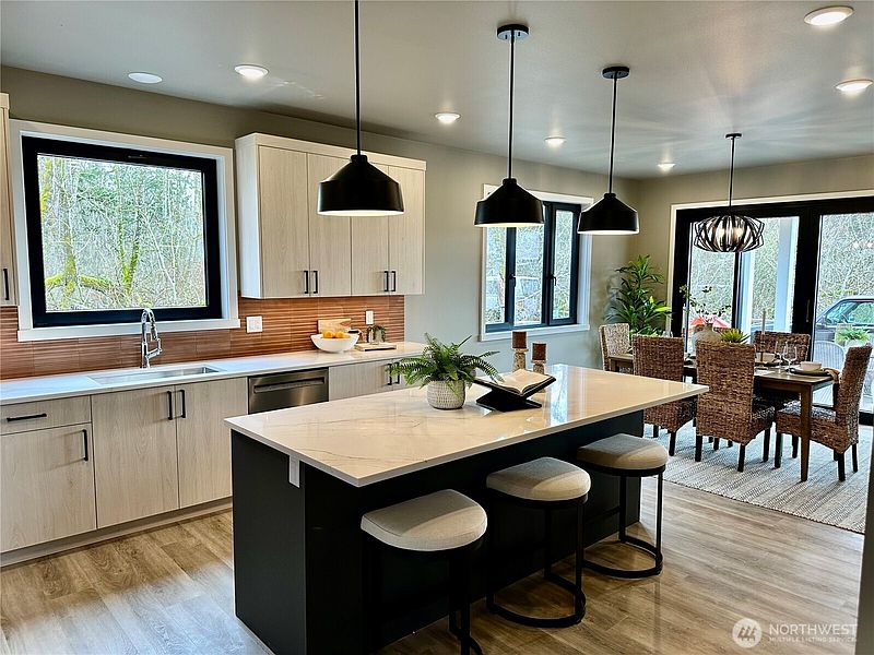 4th image of 570 Creston Court
