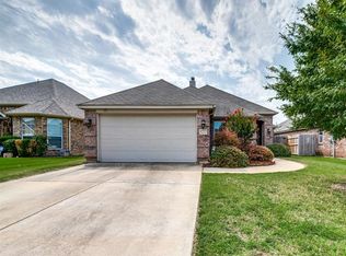 8252 Fall Crest Dr, Hurst, TX 76053