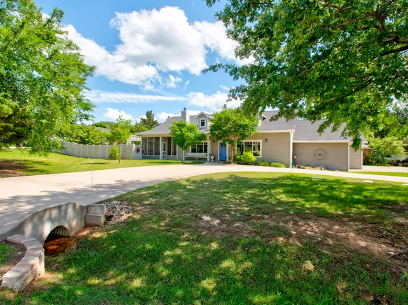 300 Colt Dr, Lake Kiowa, TX 76240