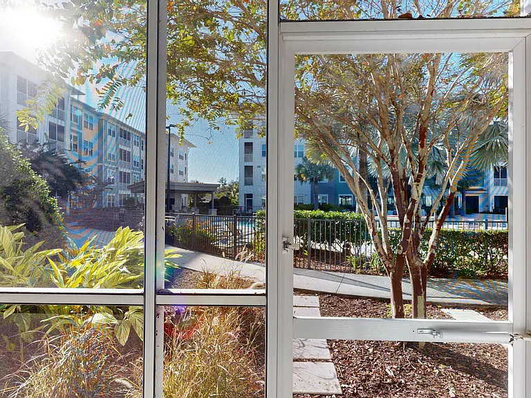 Essex Luxe Apartments — Photo 44