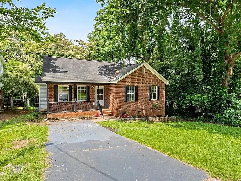 4223 Woodridge Dr — Photo 2