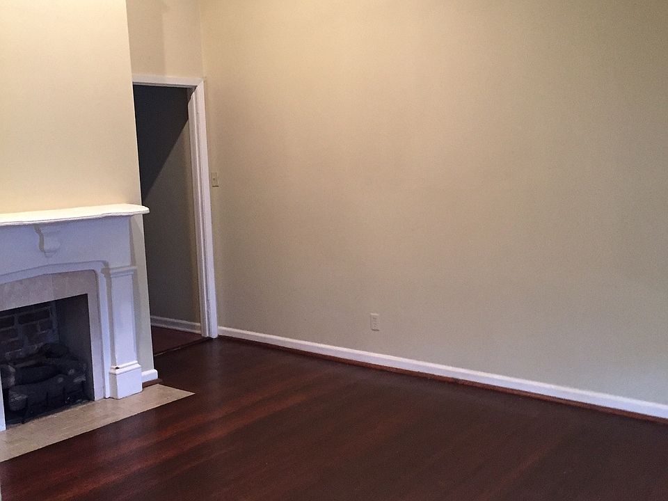 Vaulted 12' ceilings