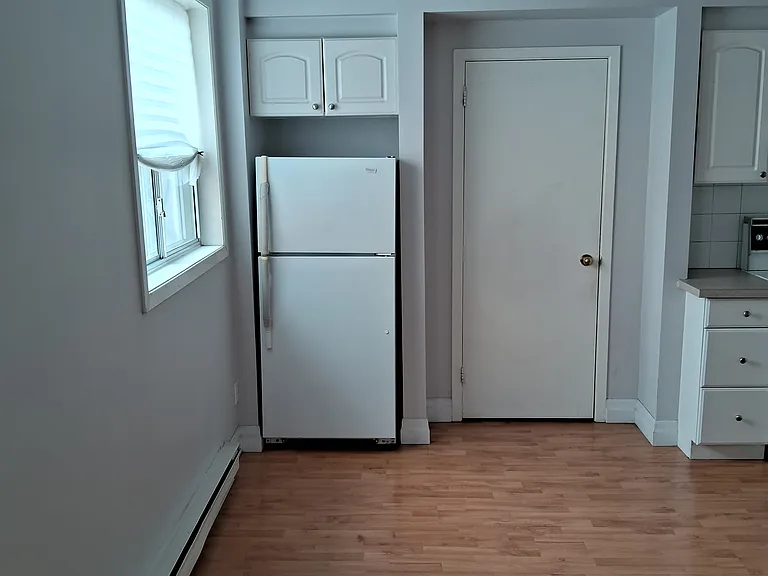 1421 Dundas St W — Photo 13