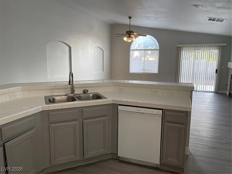 1425 Dragon Rock Dr — Photo 5