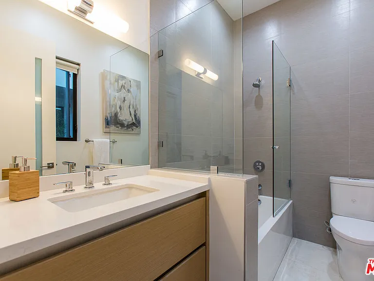 736 N Curson Ave — Photo 37