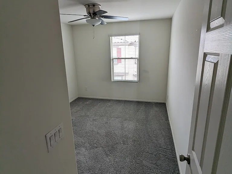 47 E Constitution Dr — Photo 25