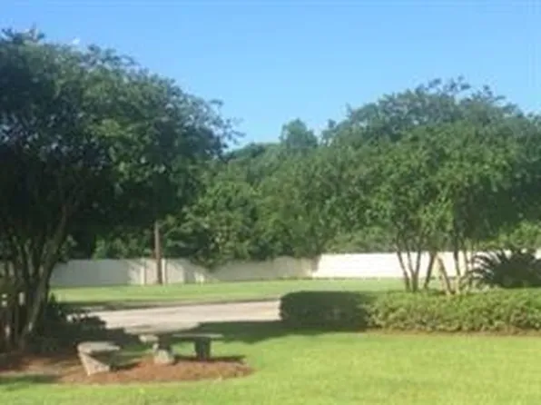 3560 Holiday Dr, New Orleans, LA 70114