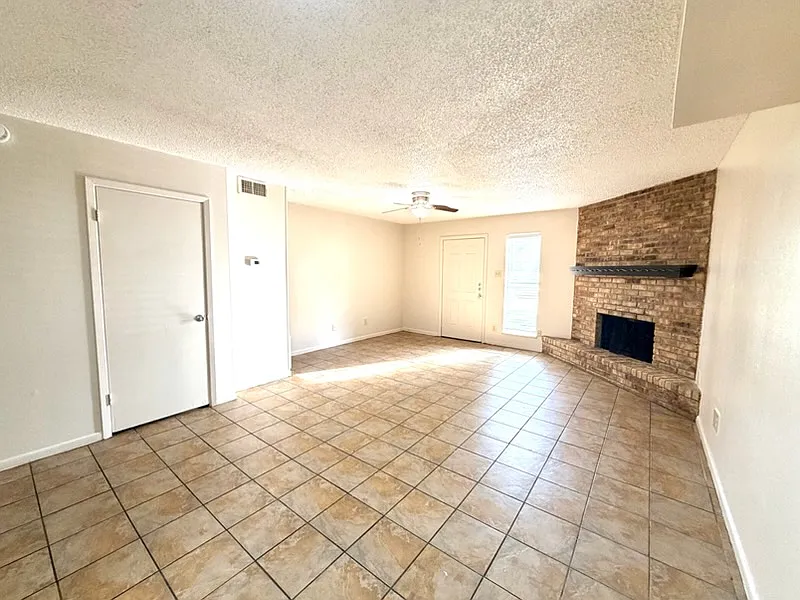 2 bed, 1.5 bath, 1032 sqft, $1,150 — Photo 2