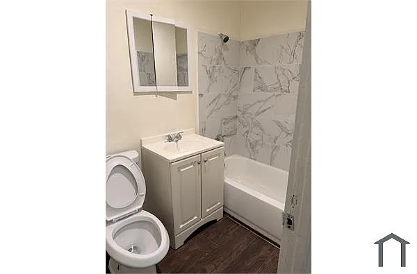 Building Photo - 632 W 78th St #1