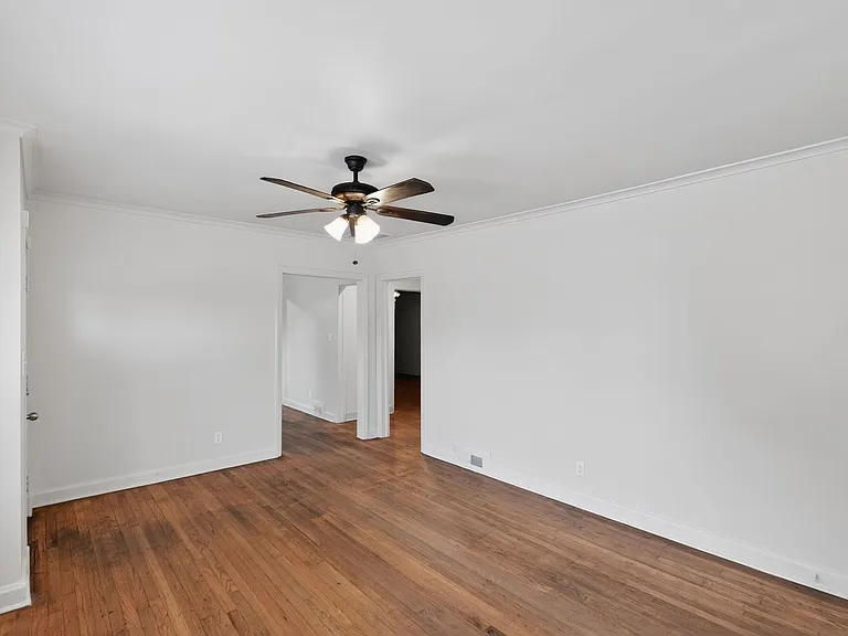 879 Sylvan Pl SW — Photo 3
