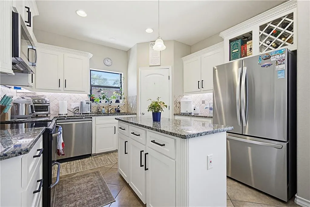3 bed, 1498 sqft, $2,400 — Photo 4