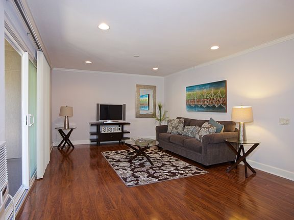 3rd image of 8515 Villa La Jolla Drive #B