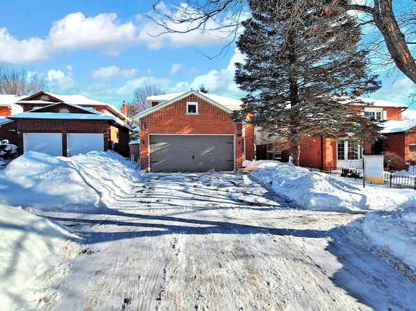 30 Moffat Cres, Aurora, ON L4G 4Z8